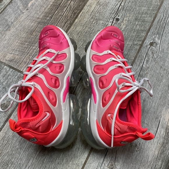 NIKE AIR VAPORMAX PLUS Platinum Tint/Flash Crimson/Pink Blast 10 - Picture 12 of 15